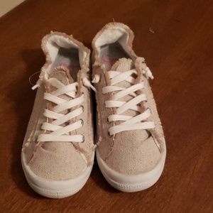Casual canvas tennis shoe